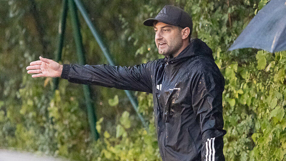 Max Bachl-Staudinger, der Trainer des aktuell Tabellenvorletzten TSV Bogen hofft, dass nach dem eher ungemütlichen Saisonstart bald auch wieder die Sonne scheint. Max Bachl-Staudinger, der Trainer des aktuell Tabellenvorletzten TSV Bogen hofft, dass nach dem eher ungemütlichen Saisonstart bald auch wieder die Sonne scheint.