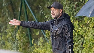 Max Bachl-Staudinger, der Trainer des aktuell Tabellenvorletzten TSV Bogen hofft, dass nach dem eher ungemütlichen Saisonstart bald auch wieder die Sonne scheint. Max Bachl-Staudinger, der Trainer des aktuell Tabellenvorletzten TSV Bogen hofft, dass nach dem eher ungemütlichen Saisonstart bald auch wieder die Sonne scheint.