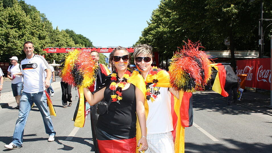 Christian Fertl war am Sonntag auf der Fanmeile in Berlin und erlebte dort das Achtelfinale gegen England auf Gro&szlig;leinwand.