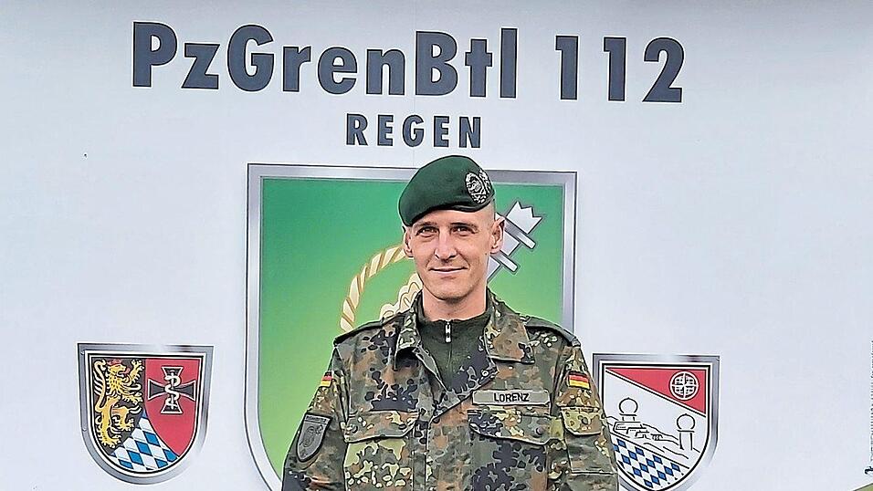 Presseoffizier Oberleutnant Sebastian Lorenz vor der Bayerwald-Kaserne in Regen. Die Regener Panzergrenadiere unterst&uuml;tzen derzeit Altenheime, Kliniken und Beh&ouml;rden auch &uuml;ber den Kreis Regen hinaus.