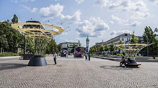 Wie hier auf dem Friedensplatz in Darmstadt sollen auch auf dem Neupfarrplatz bald „Urban Canopees“ für Schatten sorgen.