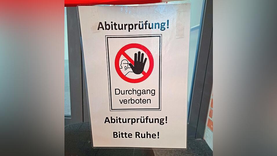 &bdquo;Bitte Ruhe&ldquo;: Am Mittwoch hat f&uuml;r vier Sch&uuml;ler das Abitur am Gabelsberger-Gymnasium mit dem Fach Biologie begonnen.