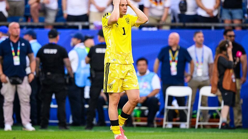 Der entt&auml;uschte Nationaltorh&uuml;ter Manuel Neuer nach der Niederlage gegen Paraguay. Das fr&uuml;he Aus bei der Fu&szlig;ball-WM bedeutet weniger Zusatzgesch&auml;ft f&uuml;r Bayerns Einzelhandel.