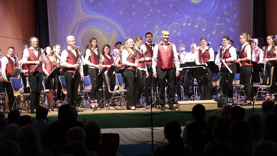 Das Ergoldinger Blasorchester mit Dirigent Sigi Obermeier präsentierte dem Publikum im vollen Bürgersaal eine imponierende Reise durch die Musikwelt. Das Ergoldinger Blasorchester mit Dirigent Sigi Obermeier präsentierte dem Publikum im vollen Bürgersaal eine imponierende Reise durch die Musikwelt.