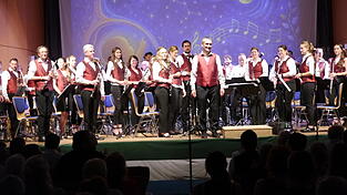 Das Ergoldinger Blasorchester mit Dirigent Sigi Obermeier präsentierte dem Publikum im vollen Bürgersaal eine imponierende Reise durch die Musikwelt. Das Ergoldinger Blasorchester mit Dirigent Sigi Obermeier präsentierte dem Publikum im vollen Bürgersaal eine imponierende Reise durch die Musikwelt.