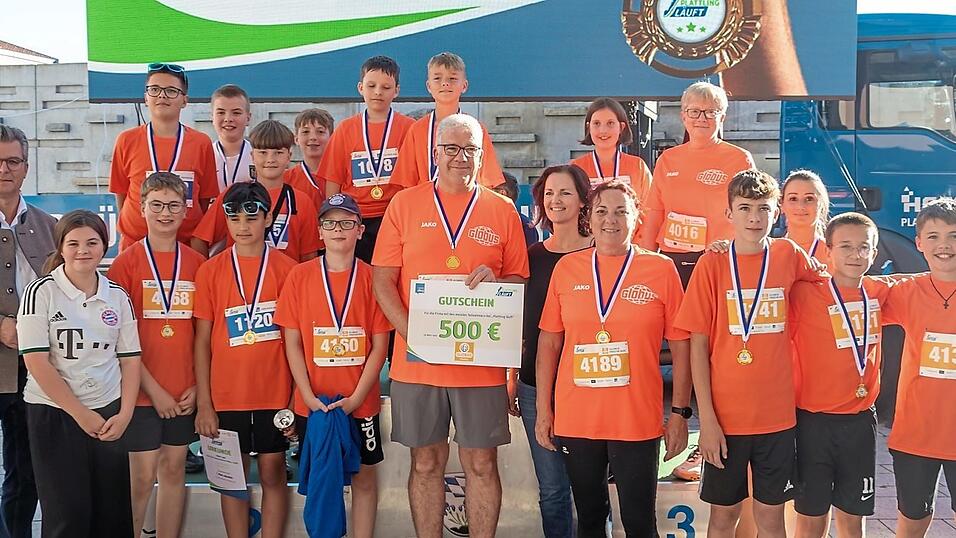 Globus-Chef Dieter Reis erhielt den Siegerscheck f&uuml;r die meisten Teilnehmer.