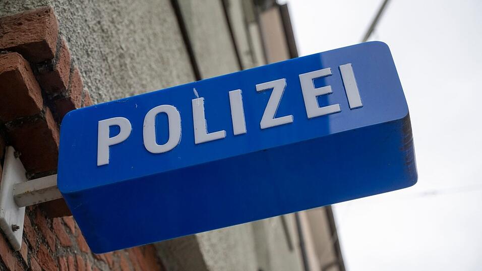 Ein Münchner Linienbus ist auf einer Kreuzung mit einem Auto zusammengestoßen. (Symbolbild) Ein Münchner Linienbus ist auf einer Kreuzung mit einem Auto zusammengestoßen. (Symbolbild)