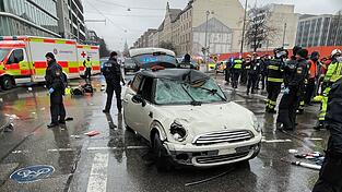 Das Auto, die Windschutzscheibe eingedrückt vom Aufprall getroffener Demonstranten