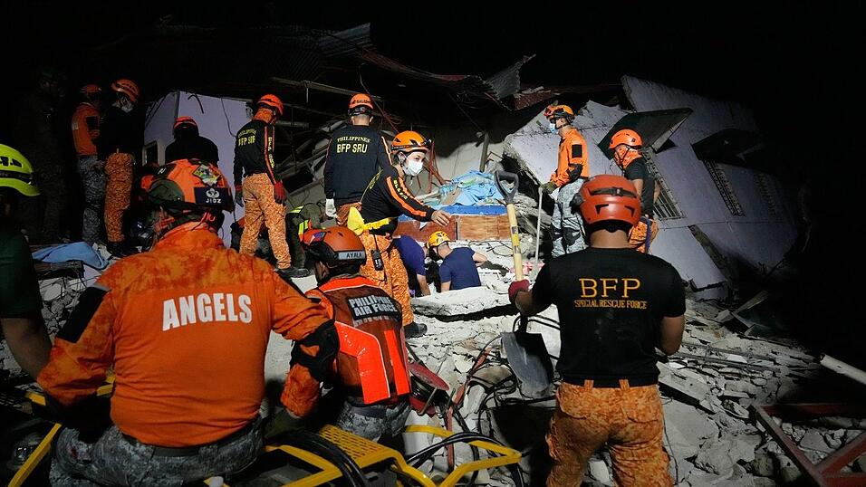 Hunderte Häuser sind bei dem schweren Beben eingestürzt. Hunderte Häuser sind bei dem schweren Beben eingestürzt.