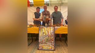 Alexander Putz (Mitte) bei seiner letzten Dultversammlung als OB mit seinen Abschiedsgeschenken sowie seinem Nachfolger Thomas Haslinger (links) und Dultchef Florian Magezeder