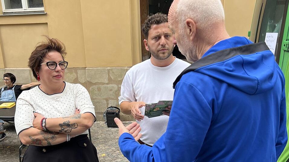 Spitzenkandidatin Susan Sziborra-Seidlitz und Felix Banaszak mit einem Passanten beim Stra&szlig;enwahlkampf in Quedlinburg