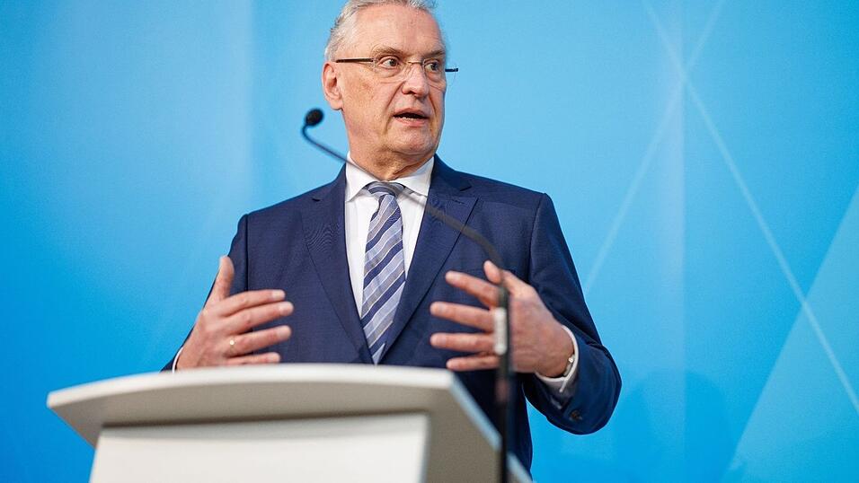Bayerns Innenminister Joachim Herrmann (CSU) forderte genaue und aktuelle Auskünfte darüber, wie viele Geflüchtete sich in verschiedenen Ländern befinden. (Archivbild) Bayerns Innenminister Joachim Herrmann (CSU) forderte genaue und aktuelle Auskünfte darüber, wie viele Geflüchtete sich in verschiedenen Ländern befinden. (Archivbild)