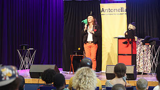 Zauberin Antonella unterhielt mit Tricks und Witz.