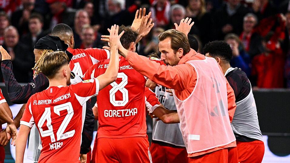 Ein seltenes Bild: Harry Kane im Reservisten-Shirt beim Münchner Torjubel.