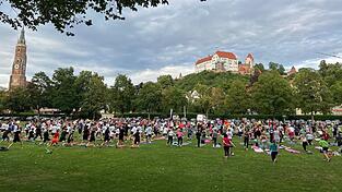 Fast 600 Teilnehmer stellten einen neuen „Fit im Park“-Rekord auf. Fast 600 Teilnehmer stellten einen neuen „Fit im Park“-Rekord auf.