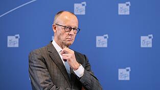 Die Strategie von Bundeskanzler Friedrich Merz (CDU) war es, &uuml;ber ein gutes Verh&auml;ltnis zu Trump die USA zur Unterst&uuml;tzung der Ukraine zu bewegen. F&uuml;r dieses Verh&auml;ltnis nahm er auch Kritik in Kauf.