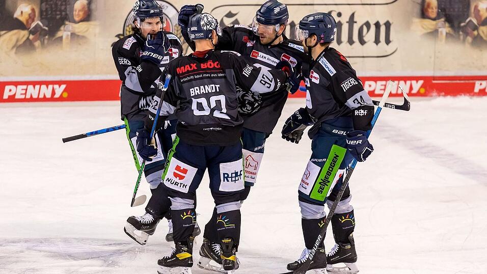 Feierszenen wie diese sollen auch in der kommenden Saison bei den Straubing Tigers keine Seltenheit sein. Deswegen l&auml;uft die Kaderplanung auf Hochtouren. Wir informieren Sie &uuml;ber aktuelle Kaderentwicklungen sowie Neuigkeiten aus der Ger&uuml;chtek&uuml;che in unserer Bildergalerie.