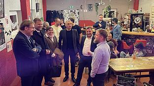 Vor der Preisverleihung wurde das Kaff besichtigt (v.l.) Dr. Thomas Pröckl, Dr. Olaf Heinrich, Kreisrätin Dr. Elisabeth Zettner, Landrat Dr. Ronny Raith, Bürgermeister Karl-Heinz Eppinger und Sozialpädagoge Christian Schwarz.