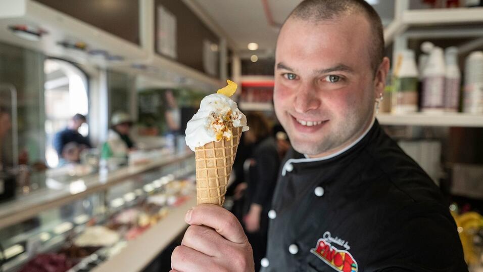 Gelatiere Thomas Micolino mit seinem Kamelmilch-Eis.