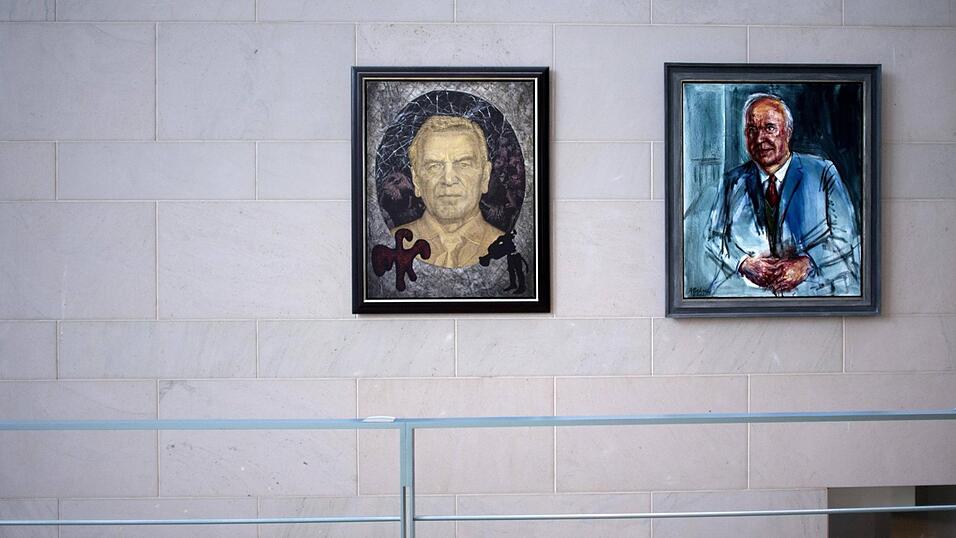 Die Galerie im Kanzleramt endet mit Gerhard Schröder (l.), der 2005 aus dem Amt schied. Die Galerie im Kanzleramt endet mit Gerhard Schröder (l.), der 2005 aus dem Amt schied.