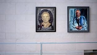 Die Galerie im Kanzleramt endet mit Gerhard Schröder (l.), der 2005 aus dem Amt schied. Die Galerie im Kanzleramt endet mit Gerhard Schröder (l.), der 2005 aus dem Amt schied.