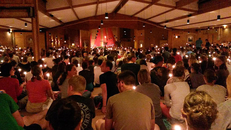 Während der Gebete herrscht eine besondere Stimmung in der Kirche. Während der Gebete herrscht eine besondere Stimmung in der Kirche.