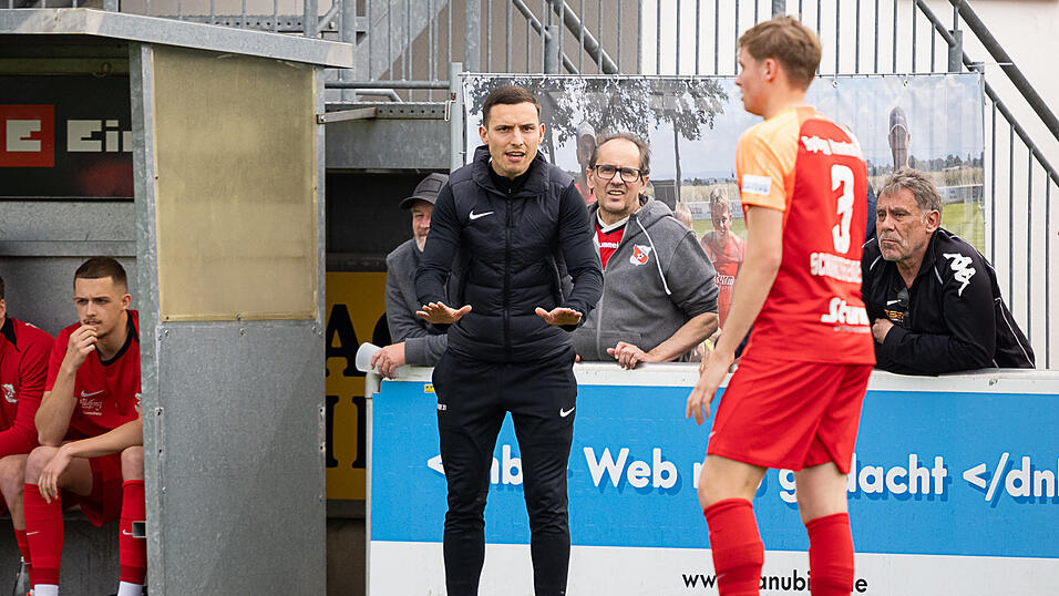 Tobias Beck (in Schwarz) wird zuk&uuml;nftig nur noch als Trainer an der Hankofener Seitenlinie stehen.