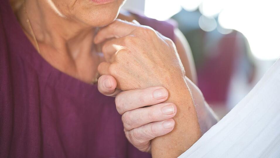 Eine Frau hält die Hand ihres an Demenz erkrankten Mannes. Neu nachgedacht wird derzeit über die Einordnung der verschiedenen Fälle in die Pflegeversicherung. Eine Frau hält die Hand ihres an Demenz erkrankten Mannes. Neu nachgedacht wird derzeit über die Einordnung der verschiedenen Fälle in die Pflegeversicherung.