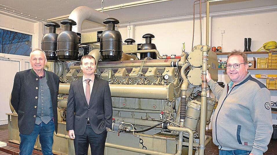 Franz Stiglmeier, der Vorsitzende des Zweckverbandes Wasserversorgung Hallertau, Werksleiter Thomas Dengler und Wassermeister Bernhard Pichlmaier (v. l.) vor dem mächtigen Dieselaggregat, das bei einem kompletten Blackout der Stromversorgung anspringt und das Trinkwasser weiter zu den Haushalten pumpt. Franz Stiglmeier, der Vorsitzende des Zweckverbandes Wasserversorgung Hallertau, Werksleiter Thomas Dengler und Wassermeister Bernhard Pichlmaier (v. l.) vor dem mächtigen Dieselaggregat, das bei einem kompletten Blackout der Stromversorgung anspringt und das Trinkwasser weiter zu den Haushalten pumpt.