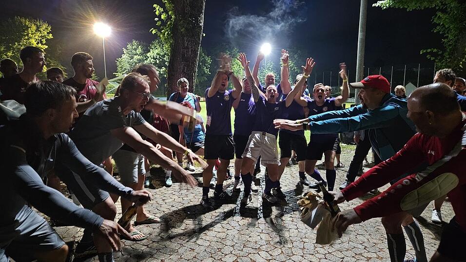 Ehre wem Ehre gebührt: die Zweitplatzierten des Väterstammtisch Au stehen Spalier für die Turniersieger der Willertshausen Vikings. Ehre wem Ehre gebührt: die Zweitplatzierten des Väterstammtisch Au stehen Spalier für die Turniersieger der Willertshausen Vikings.