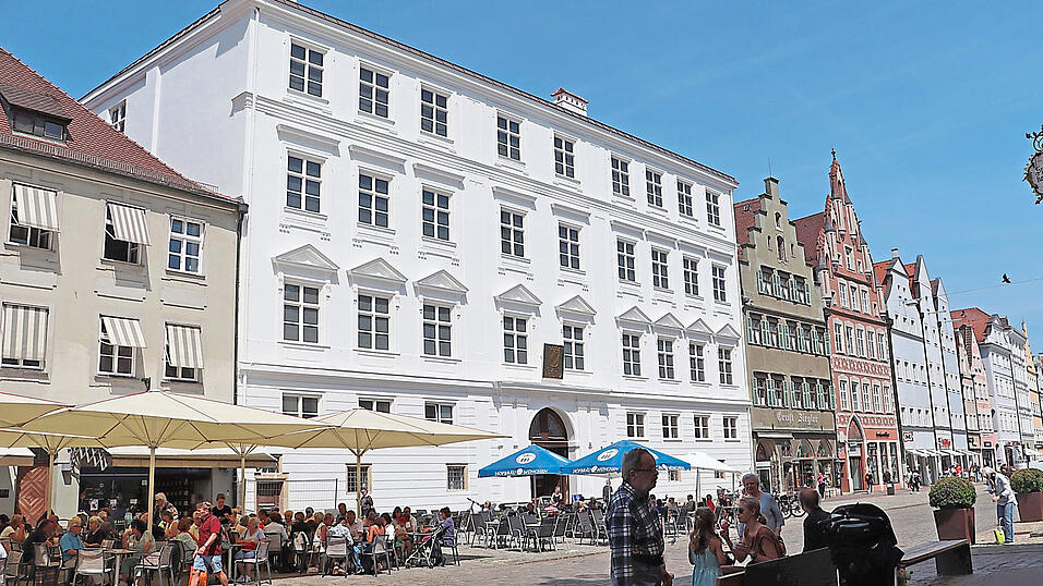 Im Sommer 2026 soll die Sanierung der Stadtresidenz abgeschlossen sein, dann soll dort auch die Tourist-Info im Deutschen Bau eröffnen. Ein Residenz-Café wie bisher wird es dann nicht mehr geben. Im Sommer 2026 soll die Sanierung der Stadtresidenz abgeschlossen sein, dann soll dort auch die Tourist-Info im Deutschen Bau eröffnen. Ein Residenz-Café wie bisher wird es dann nicht mehr geben.