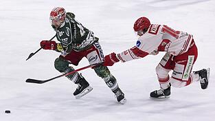 Hinten dran: EVL-St&uuml;rmer Julian Kornelli (re.) k&auml;mpfte hier gegen die Eispiraten &auml;hnlich aussichtslos um den Puck, wie die Niederbayern mittlerweile um die direkte Playoff-Quali. Die ist so gut wie futsch.