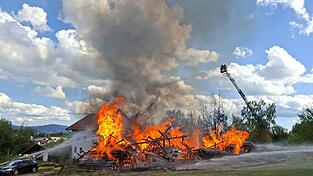 Am Sonntagnachmittag kämpften die Einsatzkräfte gegen das Feuer: Ein landwirtschaftlicher Stadl in Langdorf geriet in Brand. Verletzt wurde niemand. Am Sonntagnachmittag kämpften die Einsatzkräfte gegen das Feuer: Ein landwirtschaftlicher Stadl in Langdorf geriet in Brand. Verletzt wurde niemand.