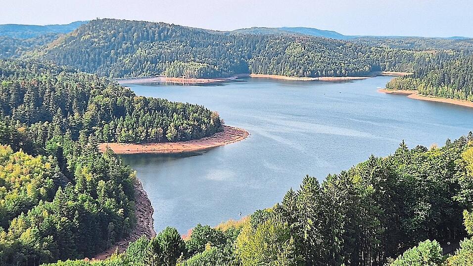 Wird von den Einheimischen auch liebevoll das „Kanada der Vogesen“ genannt: der Stausee Pierre-Percée inmitten von dichten Wäldern Wird von den Einheimischen auch liebevoll das „Kanada der Vogesen“ genannt: der Stausee Pierre-Percée inmitten von dichten Wäldern