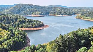 Wird von den Einheimischen auch liebevoll das &bdquo;Kanada der Vogesen&ldquo; genannt: der Stausee Pierre-Perc&eacute;e inmitten von dichten W&auml;ldern