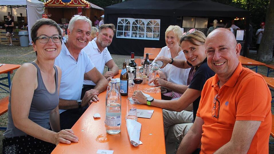 Die Besucher genossen den ersten Abend des Sommergartens auf der Mühleninsel. Die Besucher genossen den ersten Abend des Sommergartens auf der Mühleninsel.