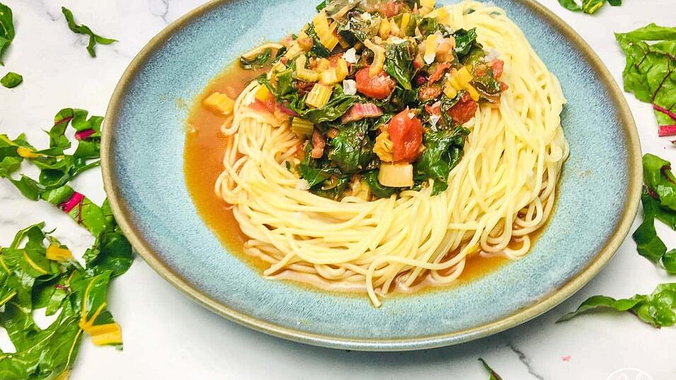 Pasta mit Mangold und Tomatensauce sieht nicht nur lecker aus, sondern schmeckt auch besonders gut. Pasta mit Mangold und Tomatensauce sieht nicht nur lecker aus, sondern schmeckt auch besonders gut.