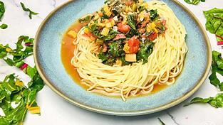 Pasta mit Mangold und Tomatensauce sieht nicht nur lecker aus, sondern schmeckt auch besonders gut.