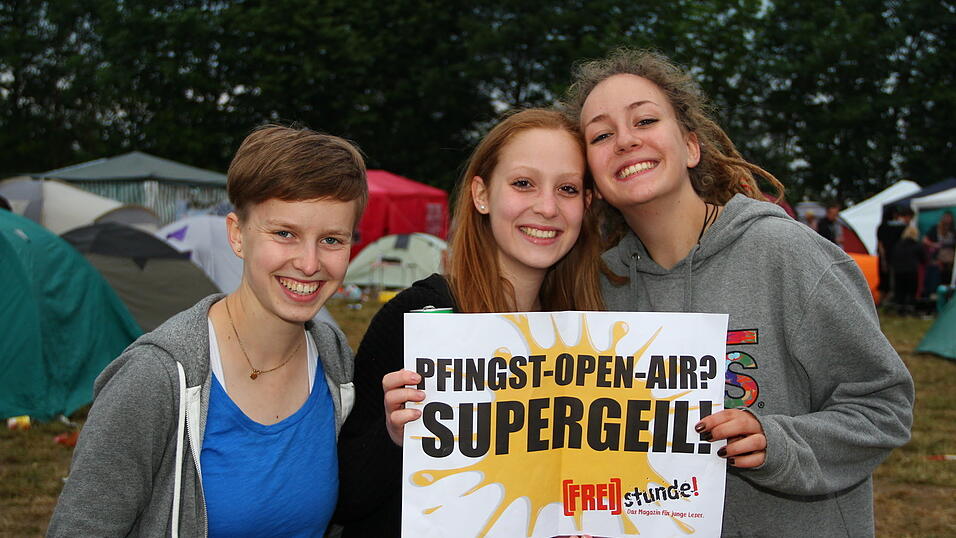 Die Besucher des Pfingst-Open-Airs in Salching sind schon in Feierlaune, aufgenommen von David Voltz am Freitag.