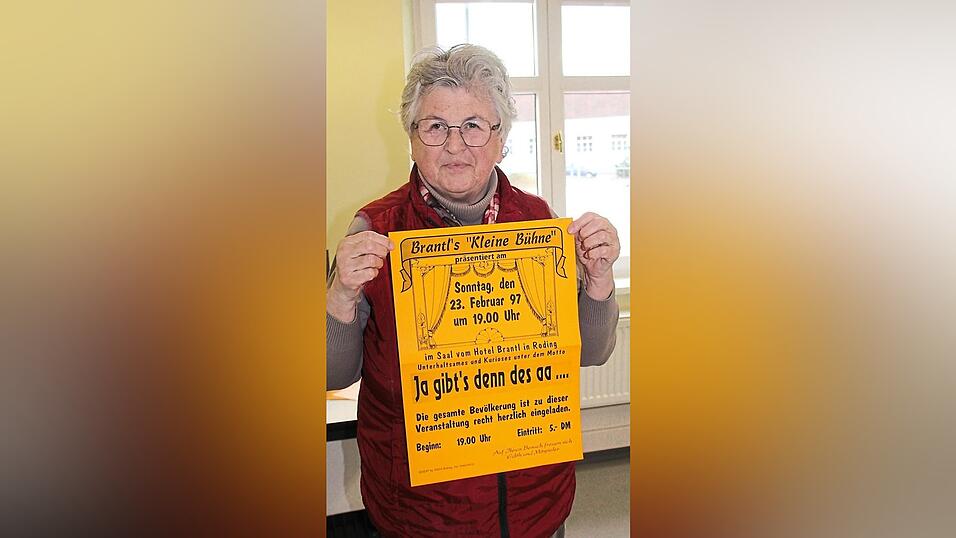 Zeitungsartikel und Plakate mit dem jeweiligen Motto des Abends hat Edith Brantl sorgsam aufgehoben. Zeitungsartikel und Plakate mit dem jeweiligen Motto des Abends hat Edith Brantl sorgsam aufgehoben.