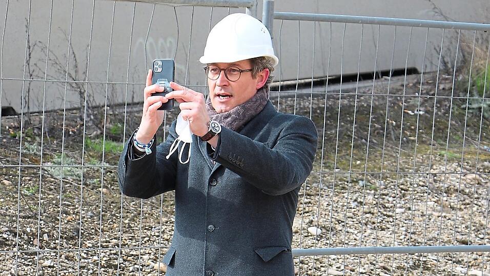 Für die Fans: Bundesverkehrsminister Andreas Scheuer berichtet via Datenautobahn in den Sozialen Medien von seinem Besuch auf der Autobahnbaustelle in Regensburg Ost. Für die Fans: Bundesverkehrsminister Andreas Scheuer berichtet via Datenautobahn in den Sozialen Medien von seinem Besuch auf der Autobahnbaustelle in Regensburg Ost.
