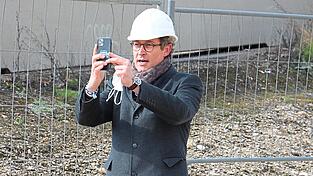 Für die Fans: Bundesverkehrsminister Andreas Scheuer berichtet via Datenautobahn in den Sozialen Medien von seinem Besuch auf der Autobahnbaustelle in Regensburg Ost. Für die Fans: Bundesverkehrsminister Andreas Scheuer berichtet via Datenautobahn in den Sozialen Medien von seinem Besuch auf der Autobahnbaustelle in Regensburg Ost.