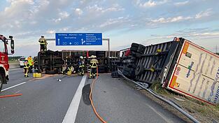 Auf der A3 bei Rosenhof blockiert ein Lkw zwei der drei Fahrspuren.
