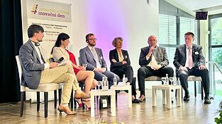 Bei der Podiumsdiskussion: Dr. Jürgen Helmes, Bezrikstagspräsident Franz Löffler, Una Anders, Martin Rybar, Senta Cermakova und Moderator Prof. Dr. Wolfgang Dorner (von rechts).