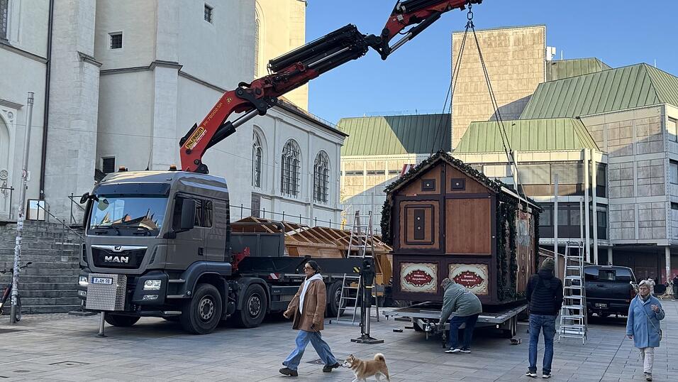 Die letzten Tage wurde rund um die Neupfarrkirche wieder der städtische Christkindlmarkt aufgebaut. Der beginnt kommende Woche. Die letzten Tage wurde rund um die Neupfarrkirche wieder der städtische Christkindlmarkt aufgebaut. Der beginnt kommende Woche.