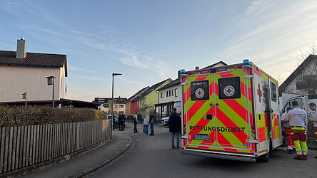 Vor Ort fand die Polizei einen schwer verletzten 64-J&auml;hrigen. Er wurde mit einem Hubschrauber in ein Krankenhaus geflogen.&nbsp;