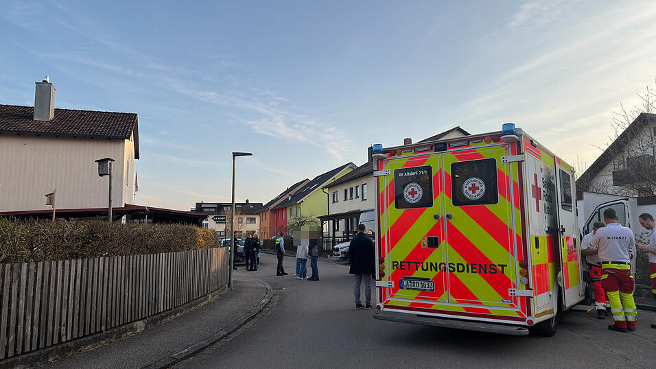 Vor Ort fand die Polizei einen schwer verletzten 64-J&auml;hrigen. Er wurde mit einem Hubschrauber in ein Krankenhaus geflogen.&nbsp;