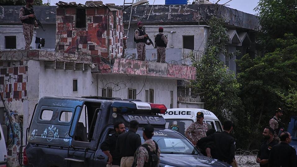 Nach dem Angriff in Karachi mit drei Toten pakistanischen Sicherheitskr&auml;ften hat Pakistan Ziele in Afghanistan angegriffen.