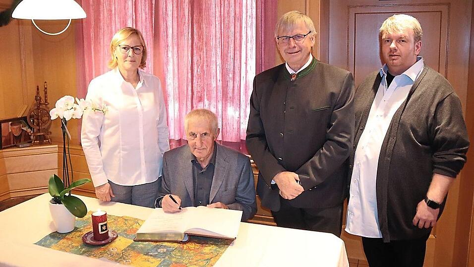 Emmers Verdienste um die Gemeinde w&uuml;rdigten B&uuml;rgermeister Helmut Heumann und seine Stellvertreterin Christa Bucher mit dem Eintrag ins Goldene Buch.