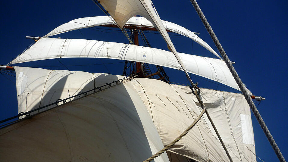 Unter Segeln. Unter Segeln.